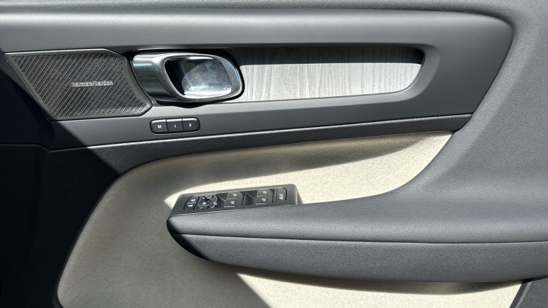 Volvo XC40 2.0 B3P Ultra Dark 5dr Auto Petrol Estate